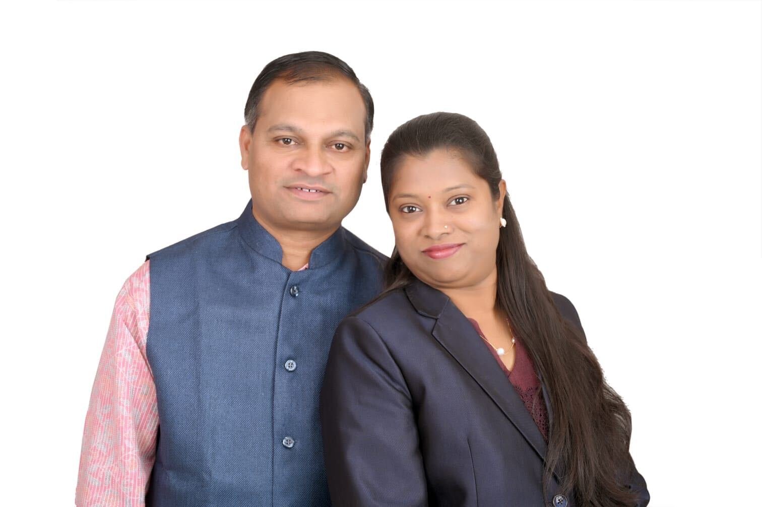 Mr. Kathode आणि Ms. Kathode — काठोळे मोटर ड्रायव्हिंग स्कूलचे नेतृत्व